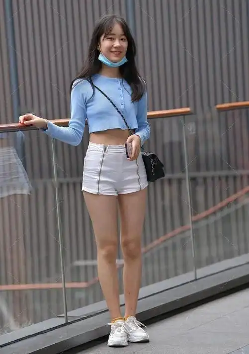白色运动短裤怎么搭上衣