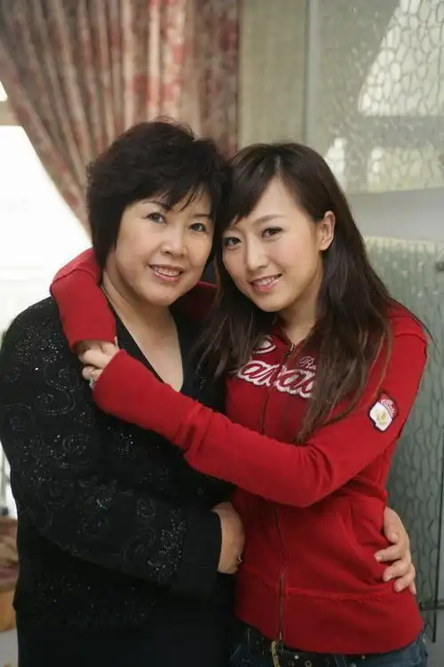 潘长江夫妇,他的老婆叫杨云.