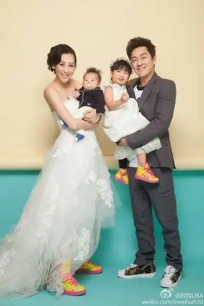 陈浩民庆儿子百天生日 拍创意全家福