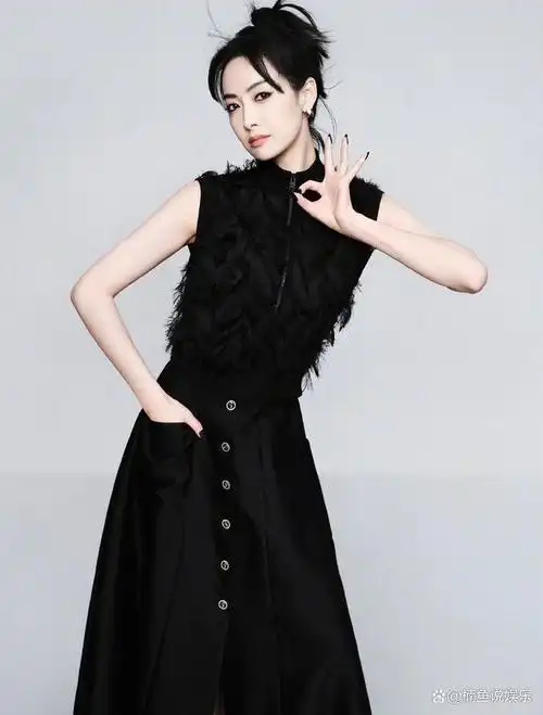 35岁宋茜好有气质,拍写真尽显好身材,又美又飒宛如黑天鹅