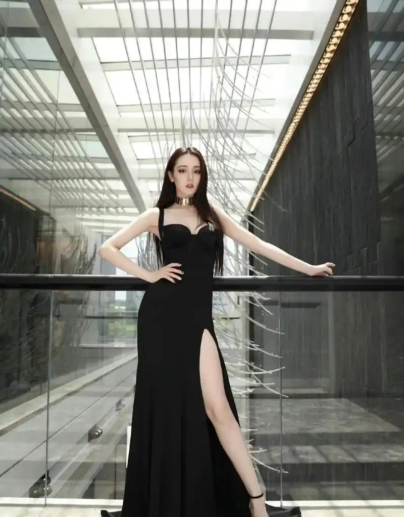 一袭黑色高叉群礼服的迪丽热巴,异域美的完美典范
