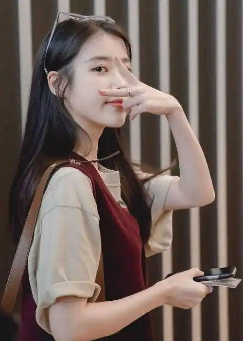 iu李知恩机场的9款私服简单又甜美,哪一款会给你惊喜?_休闲_裙子_显得