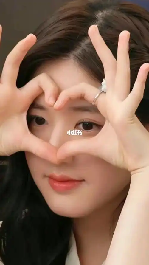 赵露思比心大合集!