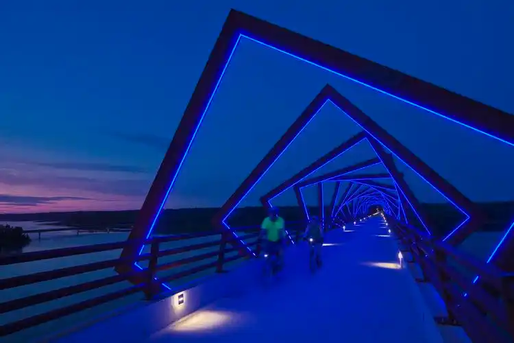 高架步行天桥 / rdg planning & design, iris22 productions