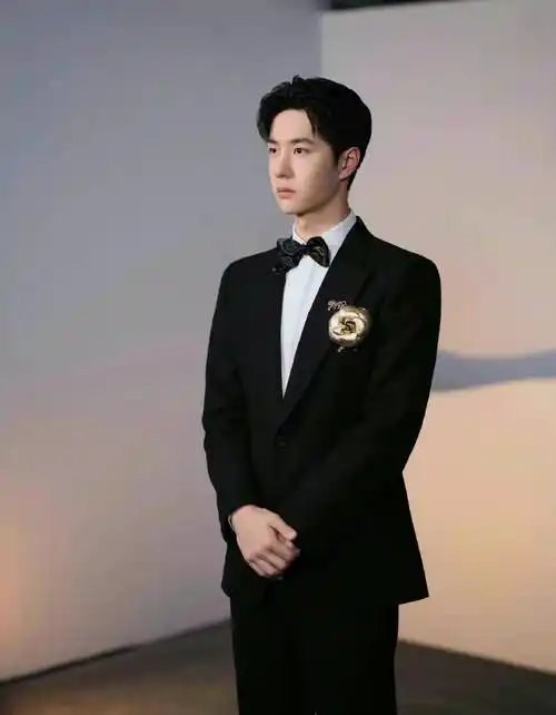 王一博亮相央视中秋晚会,经典黑西装内搭白衬衫,精致贵气_黑色_造型