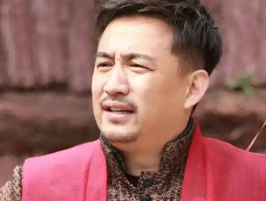 见过年轻时的黄磊吗?明眸皓齿长发飘飘,我一个女生都心生嫉妒!