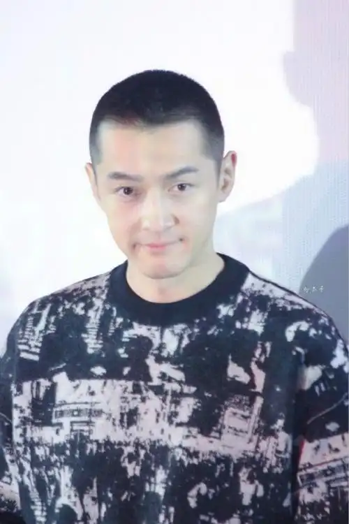 胡歌留短寸参加活动,与四天前判若两人,37岁少年感十足