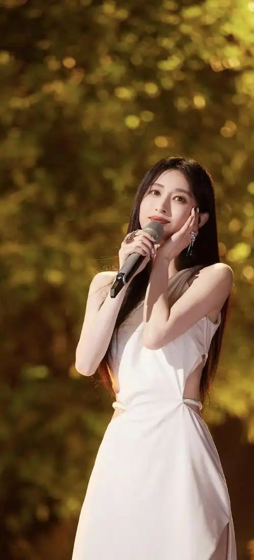 张俪一个出色的女演员她卓越的演技征服了无数观众