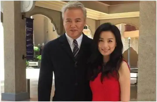 张庭明道合体做宣传50岁面容姣好身材纤细实力演员现变谐星