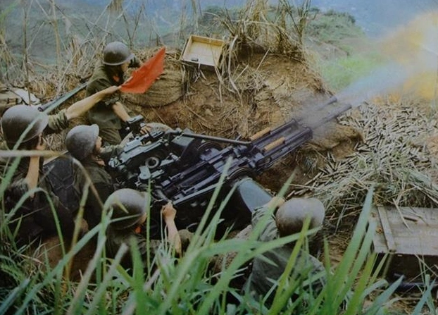 对越反击战珍贵彩照:图4写信战士,图5威力强大火箭炮