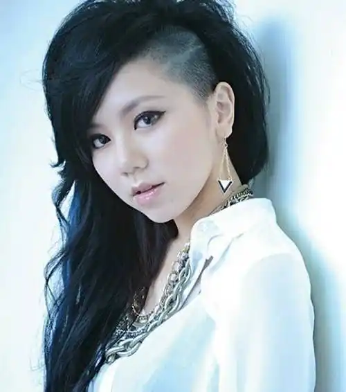 原创邓紫棋终于冷落了皮裤开始喜欢个性张扬的铲青发型一般人还真撑不