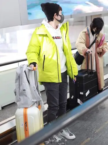 本以为胡先煦穿红色运动装够亮了,直到他穿了荧光色棉袄!