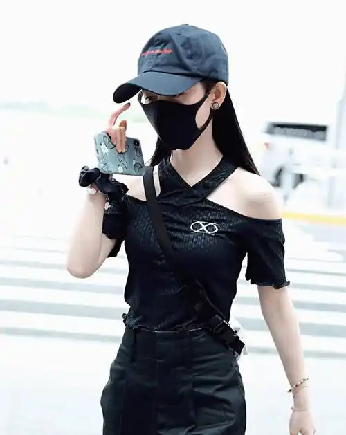 鞠婧祎身材作假?穿露肩装传闻不攻自破,未p照片五五分认真的?