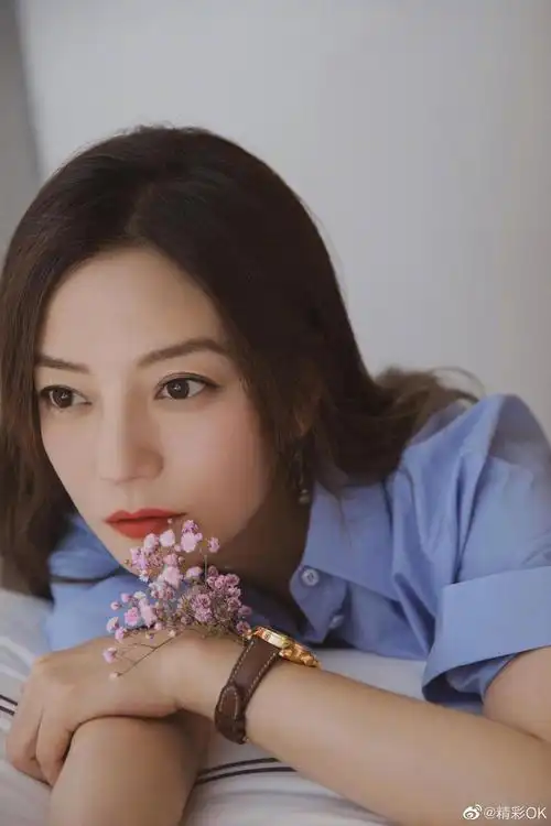 赵薇穿蓝色短袖衬衣清爽文艺眉眼间尽露温柔气质