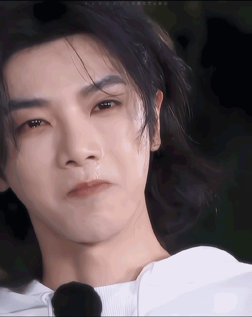 再拍两张##华晨宇一个月才回吴彤微信