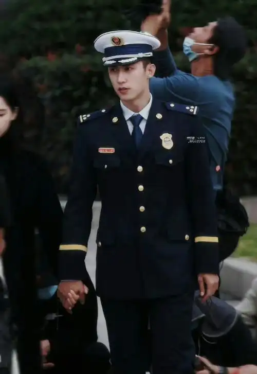 黄景瑜的绝对领域,不愧是娱乐圈服兵役的男人,请把军装焊在身上吧