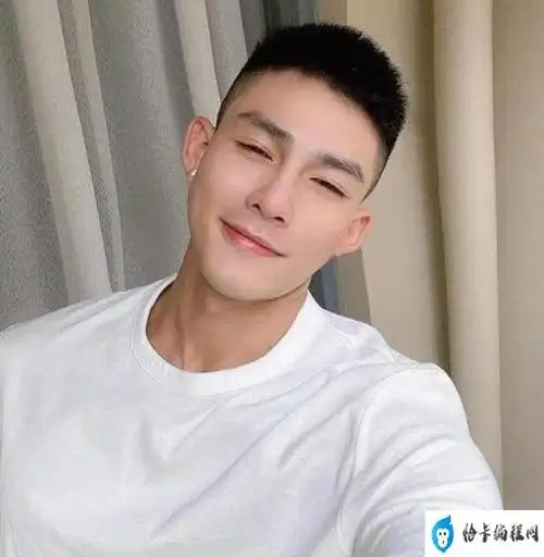 毛寸短发是一款大众化发型,适合任何男士,这种发型头发呈现寸长设计