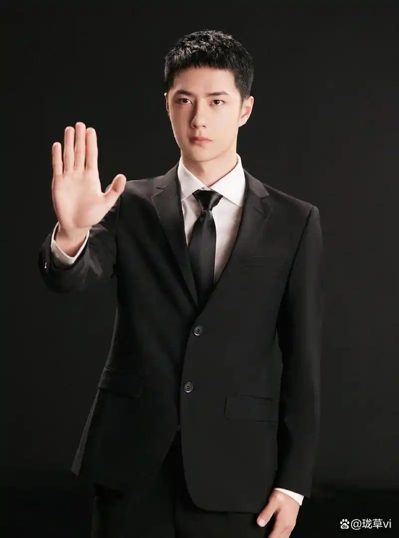 王一博禁毒宣传片新造型,短发寸头黑西装帅气