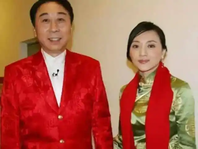 冯巩一家近照老婆风韵犹存35岁儿子却没继承老婆基因