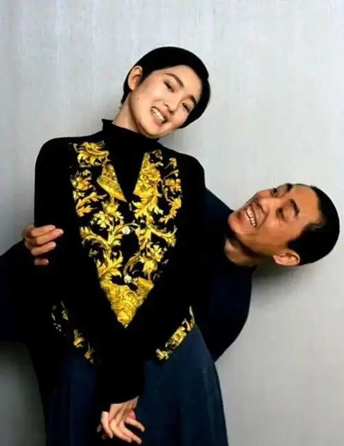 张艺谋巩俐昔日恩爱照曝光!二人穿情侣装拍大片满眼欢喜