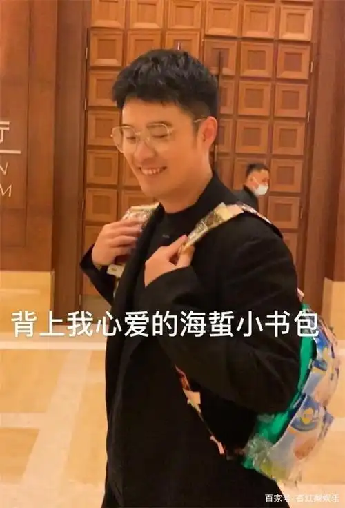 陈赫晒戴眼镜背书包照,并透露新综艺录制完成