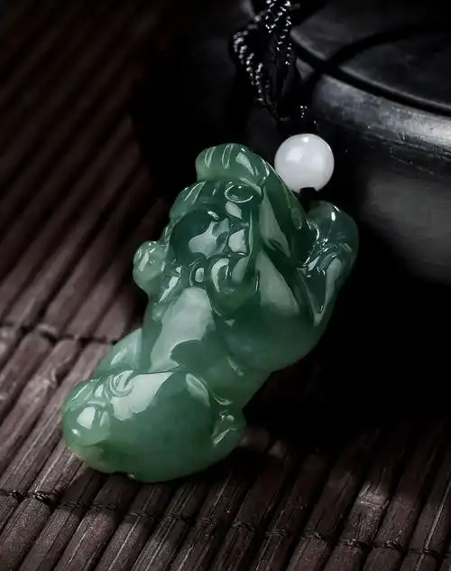 纯手工雕刻灵气十足招财貔貅天然翡翠吊坠