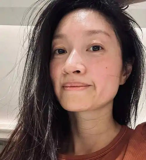 40岁沈佳妮晒素颜照,皮肤松垮,眼角细纹明显,网友:稍微打扮吧_女明星