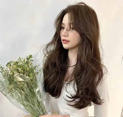 随意吹干就能成型,气垫烫让发型显得格外轻盈.