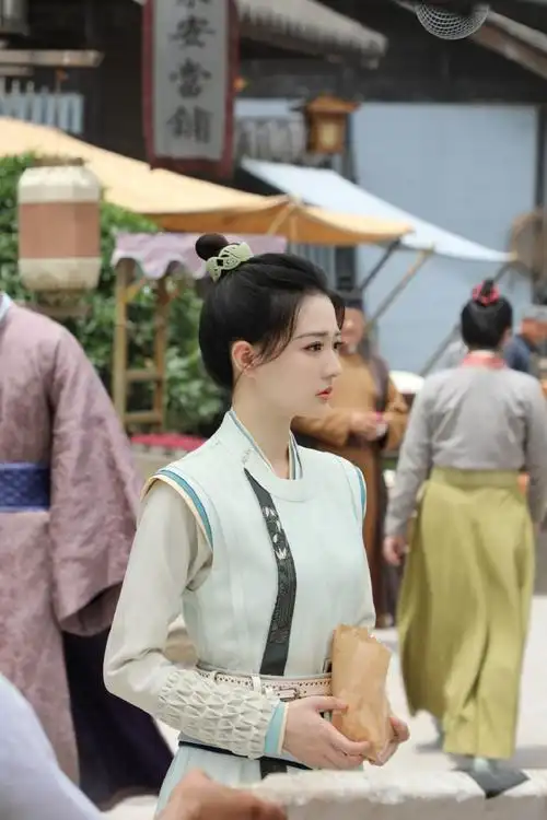 徐璐超话#沈丹青画舫#片场捕捉大小姐一枚#徐璐披荆斩棘的大小姐