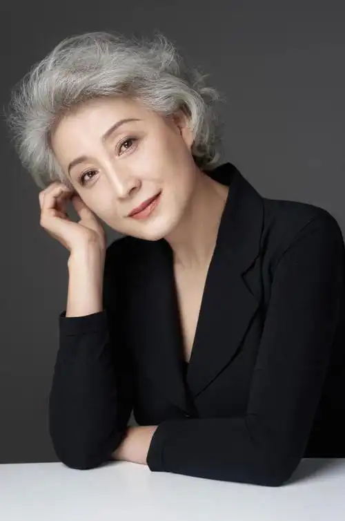 70岁女人:劝你别再染黑发了!瞧这些白发奶奶,美得洋气又高级