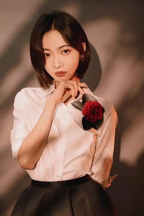 吴谨言短发配白衬衫显优雅胸前小红花抢眼