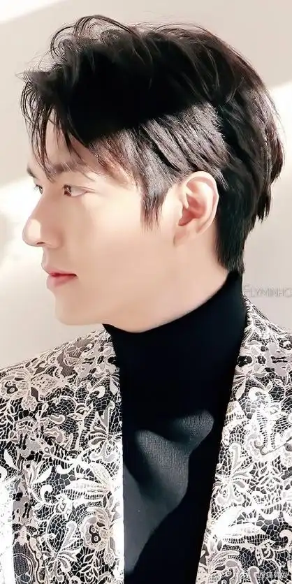 李敏镐侧脸#欣赏一下李敏镐超话的绝美侧颜这雕刻般的线条,贵公子