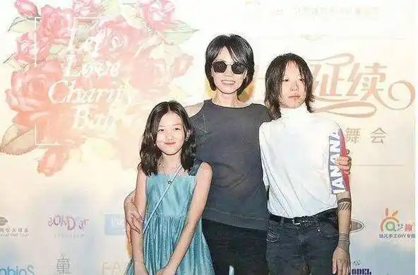 王菲女儿窦靖童庆26岁生日,抱猫咪贴脸合影,独自一人露面显孤单