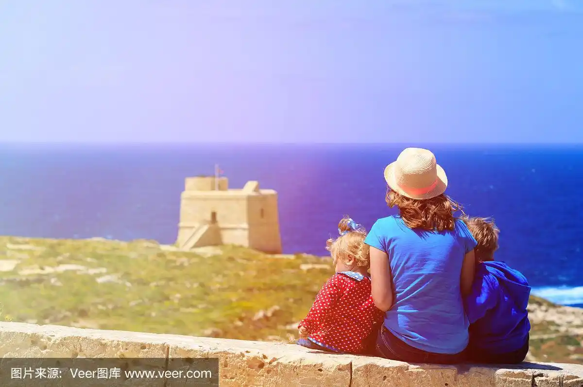 妈妈带着两个孩子看风景