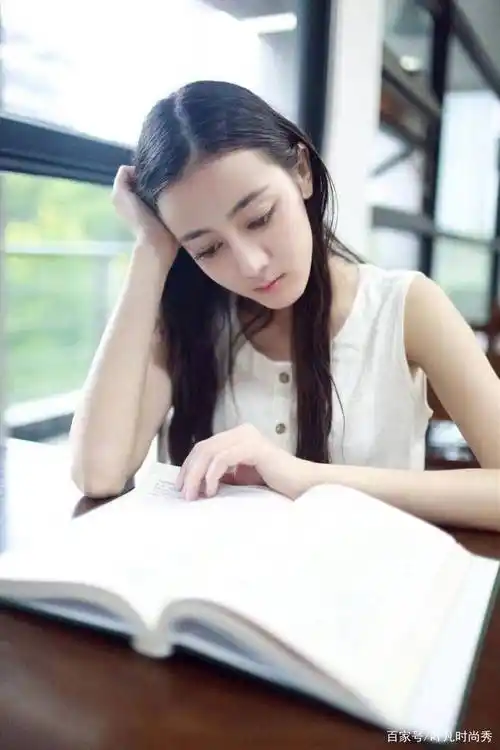 迪丽热巴出道前旧照曝光少女时青涩甜美如今化身性感妩媚女神