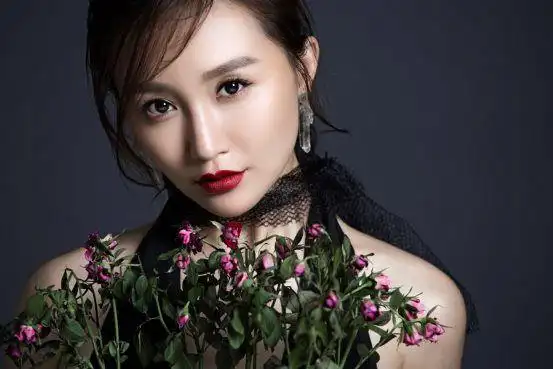 除了《失恋33天》里那个"犀利人妻"的泼辣形象,武笑羽在与青年演员