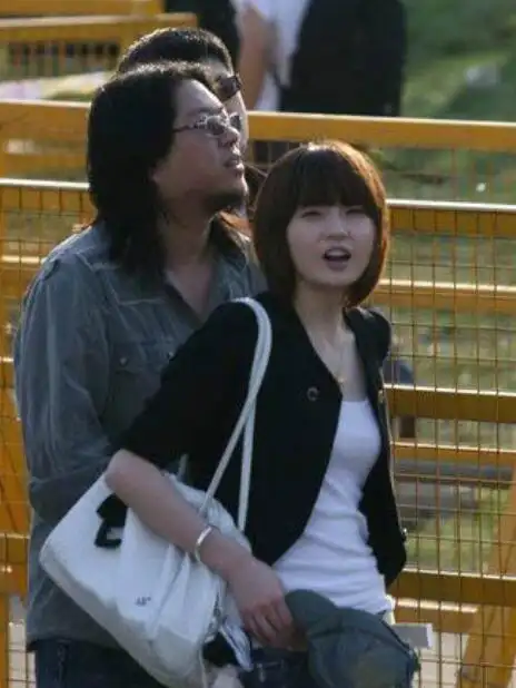 51岁高晓松的32岁前妻近照曝光,身材凹凸有致美似少女