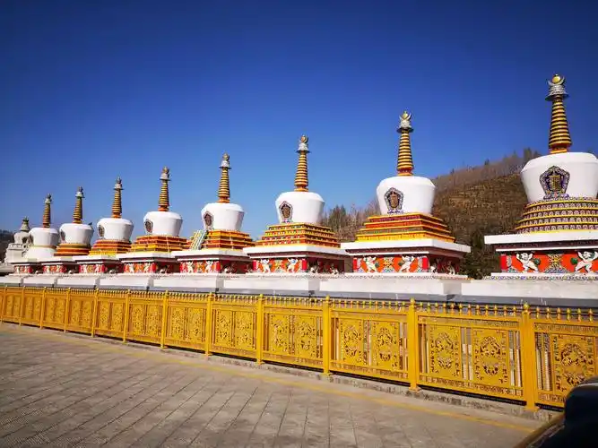 饱餐后,打网约车前往三十公里外的塔尔寺.