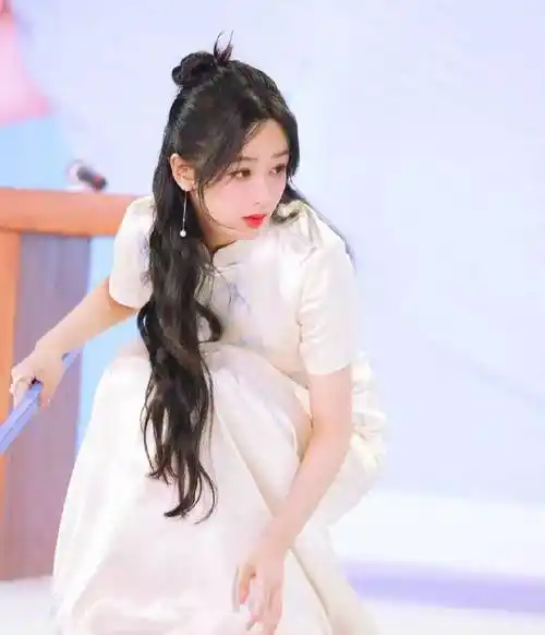 杨紫身穿古韵风旗袍,撑着油纸伞,堪称完美,只因穿搭太美_风格_风范