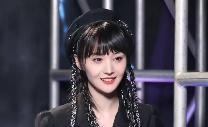 迪丽热巴穿高定裙走红毯,穿的还是运动鞋,后台几个人托裙摆