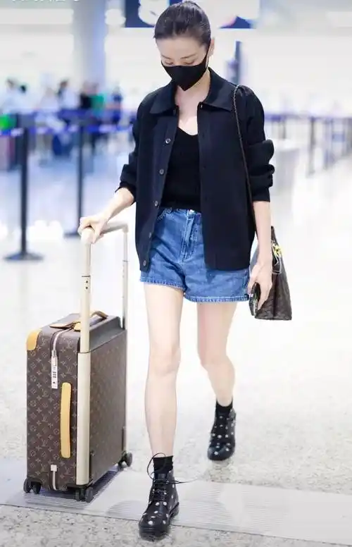 80斤的"董洁"又带火了极简穿搭:牛仔衬衫 阔腿裤,高级又洋气_时尚