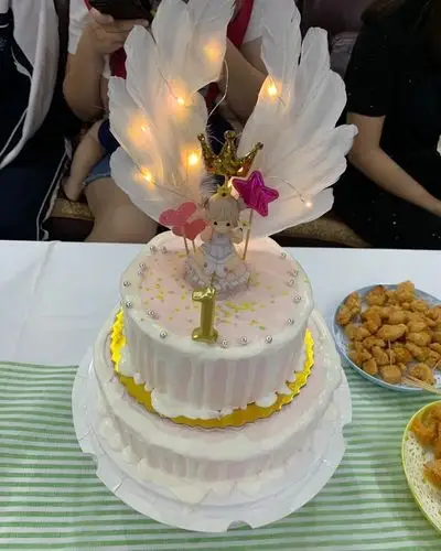 海洋的鱼儿做的双层女宝宝儿童生日蛋糕