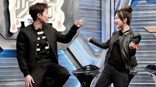 杨紫扑到张一山怀里谁注意到了张一山的手只有老公才会这样做