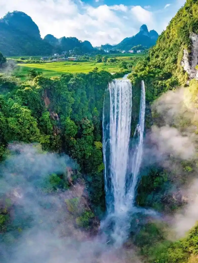 广西通灵大峡谷.这个峡谷水流声如万马奔腾咆哮,用"飞流直下三 - 抖音