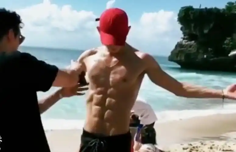 【李洙赫】当修长的身型配上诱人的腹肌!