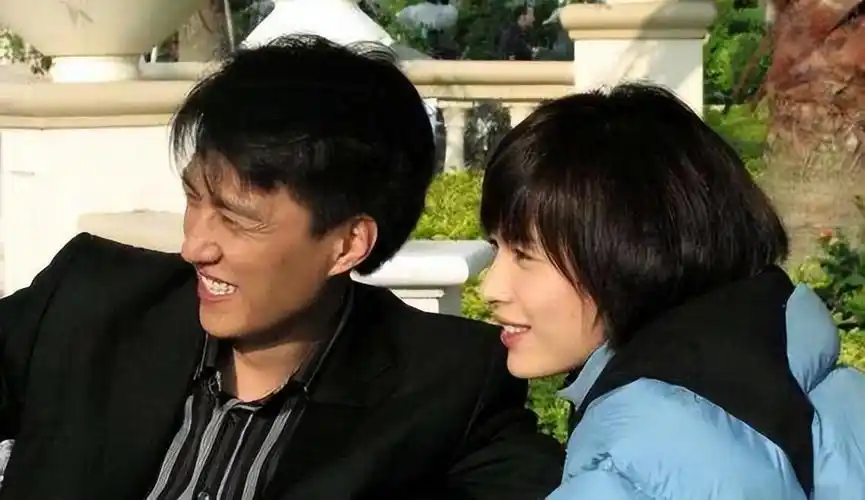 回顾演员靳东在父母离异的阴影下长大离过婚的女人更应该被爱