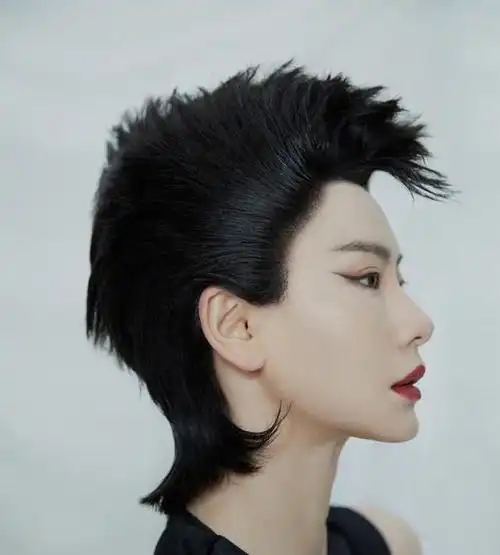 戚薇新造型一言难尽赢在身材败在造型热评第一才最真实