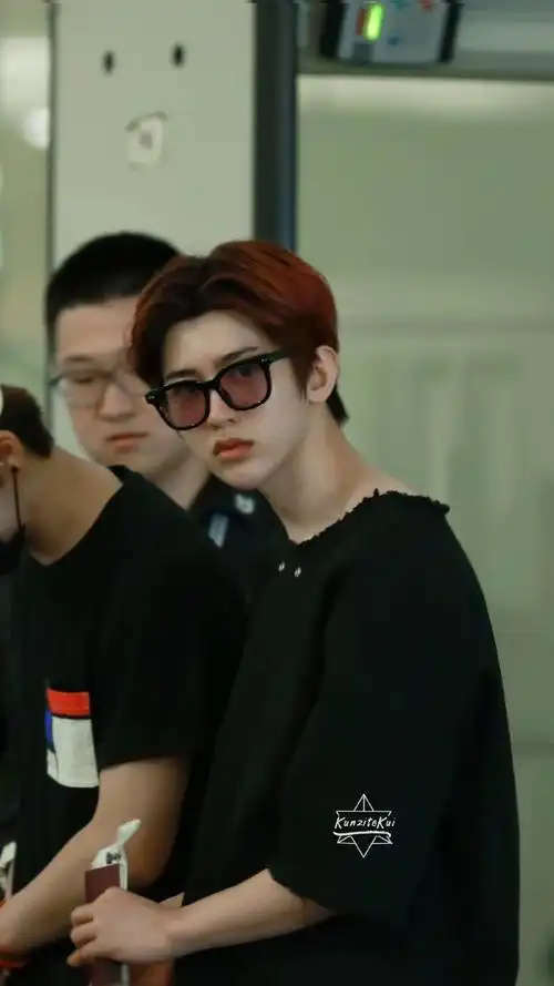 我们坤真的好适合戴眼镜呀#蔡徐坤