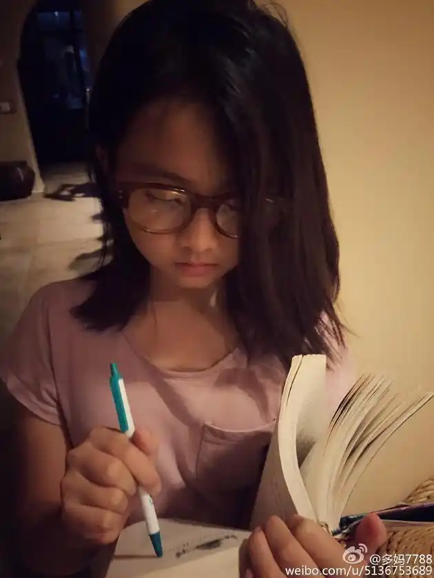 黄多多看书做笔记变老师文艺气质外溢 网友:学霸黄