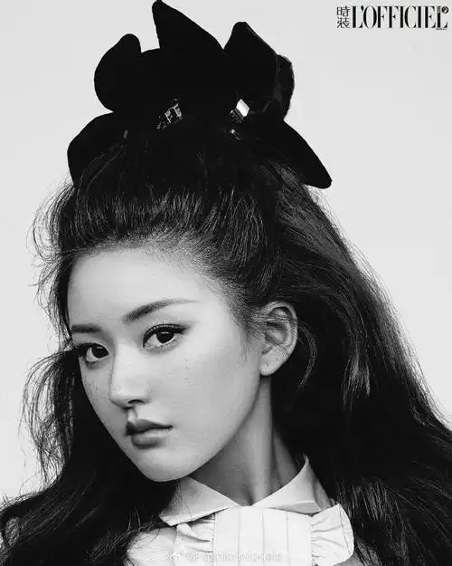 赵露思登上《时装lofficiel》11月刊封面,雀斑妆搭配高颅顶卷发,蝴蝶